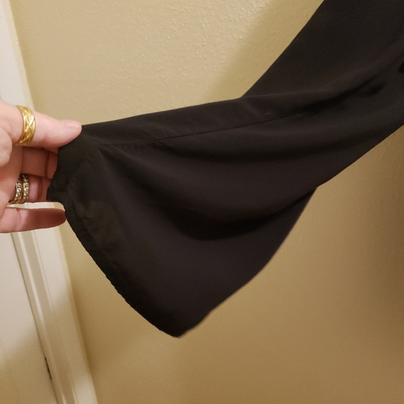 ❤️SOLD!❤️Beautiful scroll design blouse - Picture 4 of 5